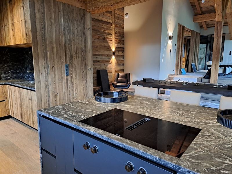 Cuisine moderne noir et bois à Morzine | Raison Home - 5