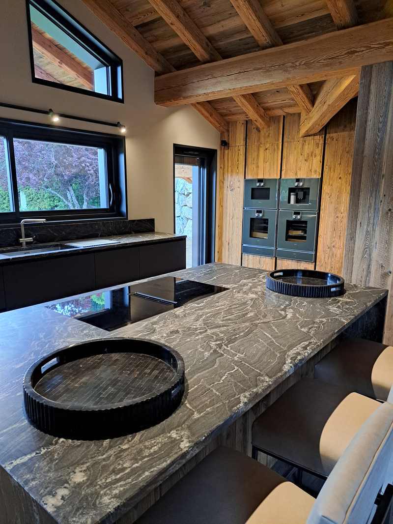 Cuisine moderne noir et bois à Morzine | Raison Home - 6