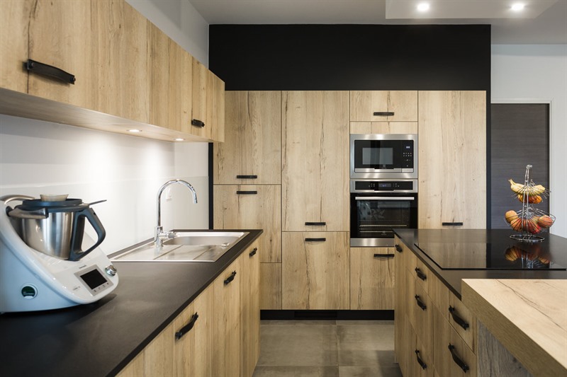 Grande cuisine industrielle bois, noir et bleu à Bais | Raison Home - 6