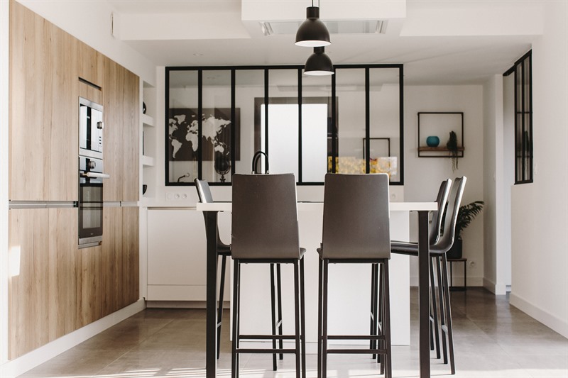 Cuisine fermée de style contemporain bois et blanc avec verrière à Chateaugiron | Raison Home - 1