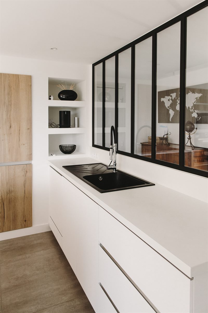 Cuisine fermée de style contemporain bois et blanc avec verrière à Chateaugiron 2