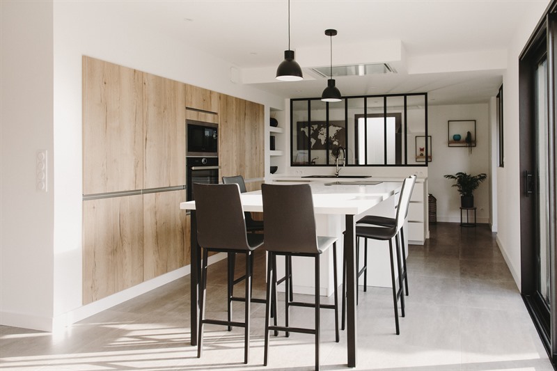 Cuisine fermée de style contemporain bois et blanc avec verrière à Chateaugiron | Raison Home - 6