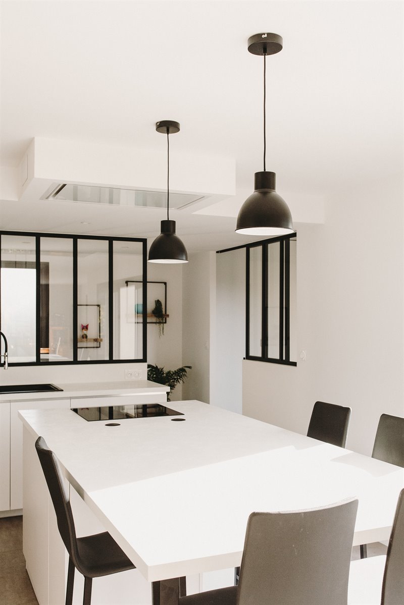 Cuisine fermée de style contemporain bois et blanc avec verrière à Chateaugiron | Raison Home - 9