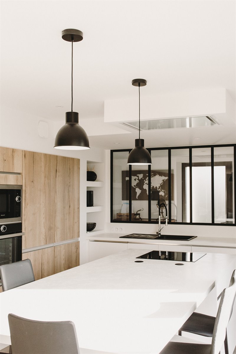 Cuisine fermée de style contemporain bois et blanc avec verrière à Chateaugiron 10