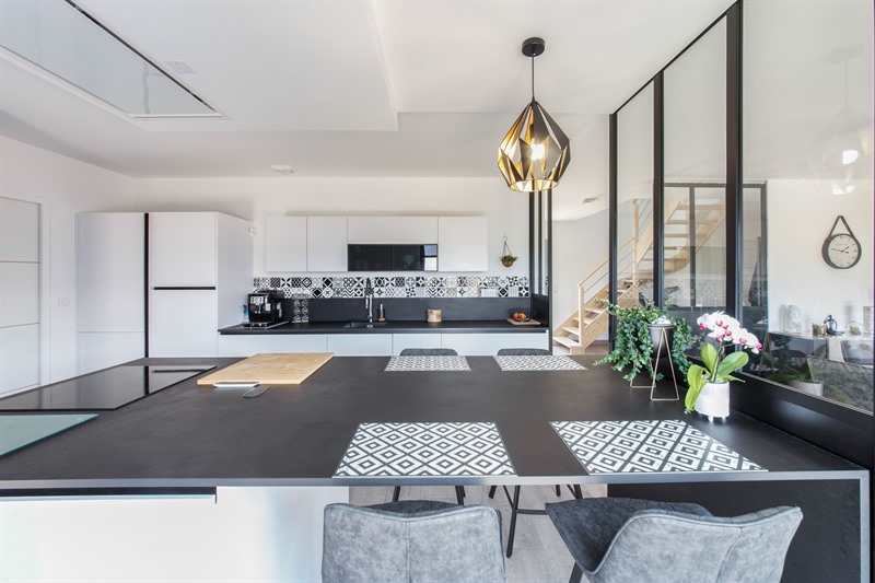 Cuisine de style moderne noir à Saint-Jouan-des-Guérets | Raison Home - 6