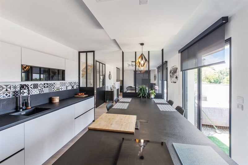 Cuisine de style moderne noir à Saint-Jouan-des-Guérets | Raison Home - 7