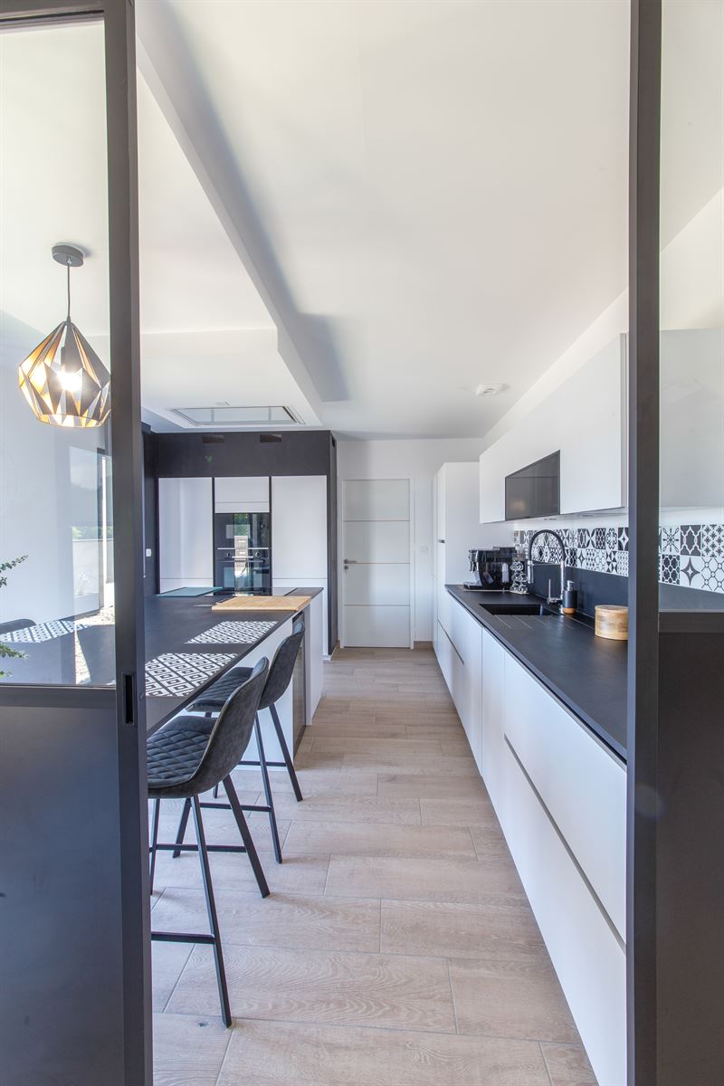 Cuisine de style moderne noir à Saint-Jouan-des-Guérets | Raison Home - 8