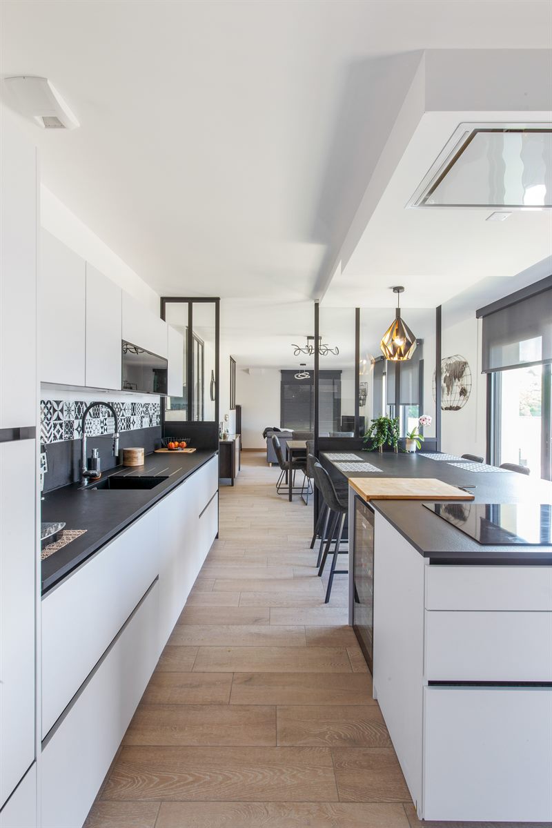 Cuisine de style moderne noir à Saint-Jouan-des-Guérets | Raison Home - 9