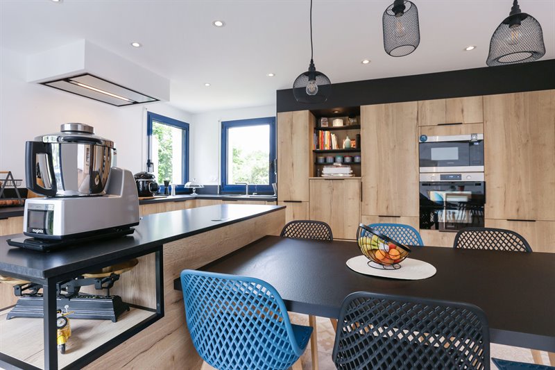 Grande cuisine ouverte de style industriel bois et noir à Bais | Raison Home - 4