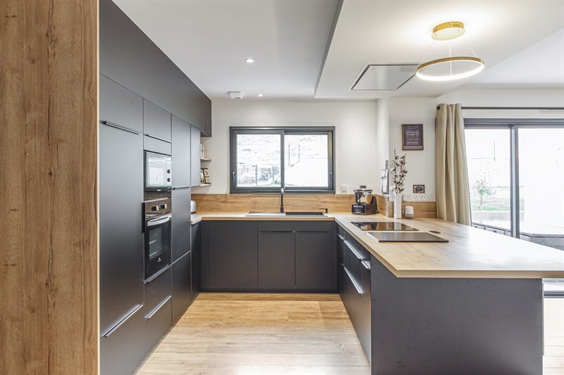 Grande cuisine ouverte moderne gris et bois à Montreuil-sous-Pérouse | Raison Home - 4