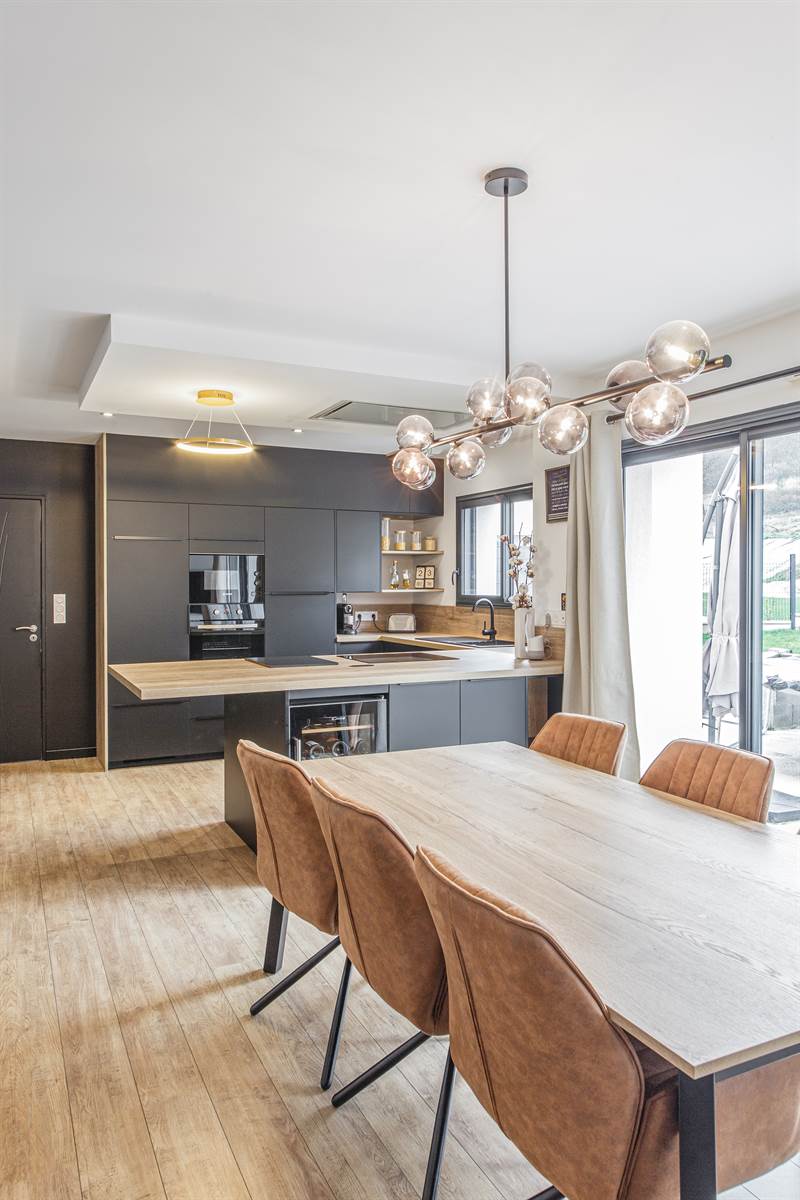 Grande cuisine ouverte moderne gris et bois à Montreuil-sous-Pérouse | Raison Home - 6