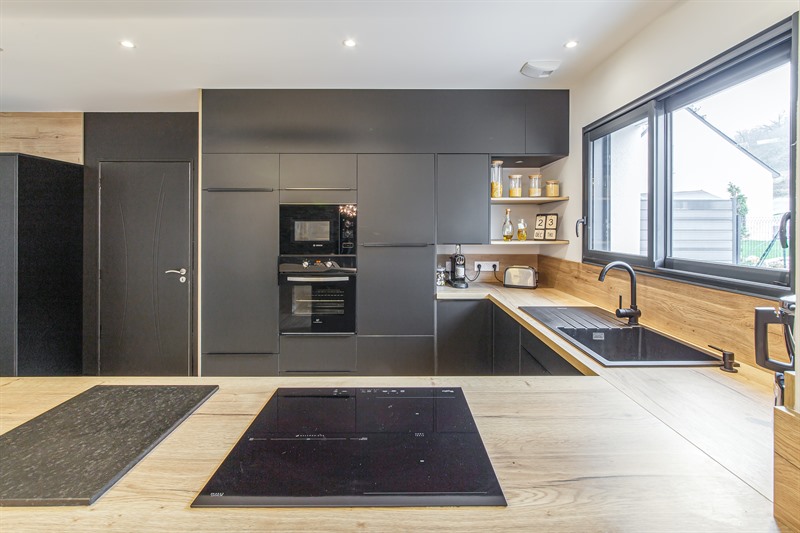 Grande cuisine ouverte moderne gris et bois à Montreuil-sous-Pérouse 9