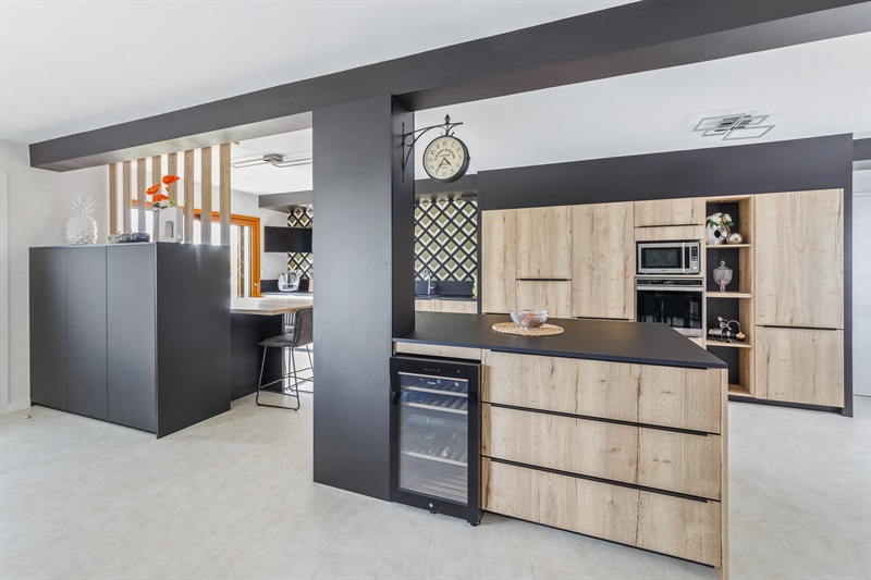 Cuisine de style moderne bois et gris à Saint-Jean-sur-Vilaine | Raison Home - 1