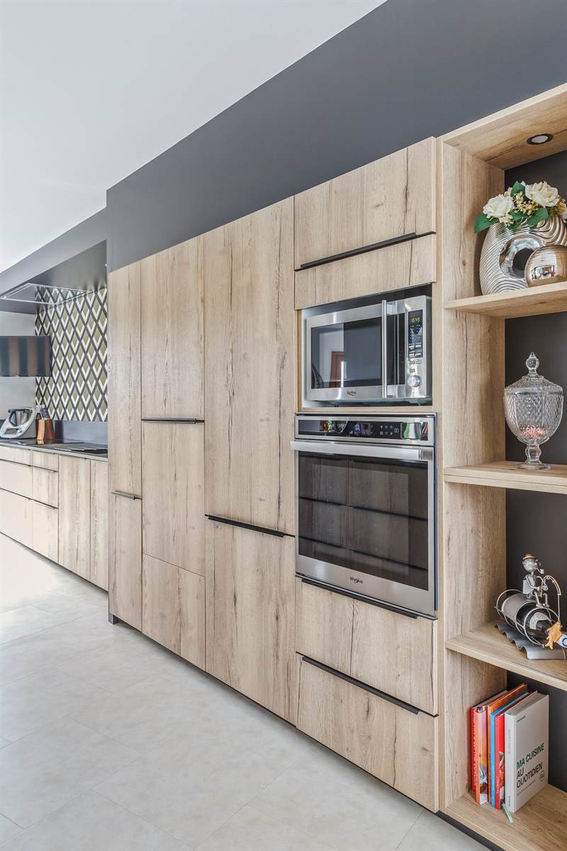 Cuisine de style moderne bois et gris à Saint-Jean-sur-Vilaine | Raison Home - 6