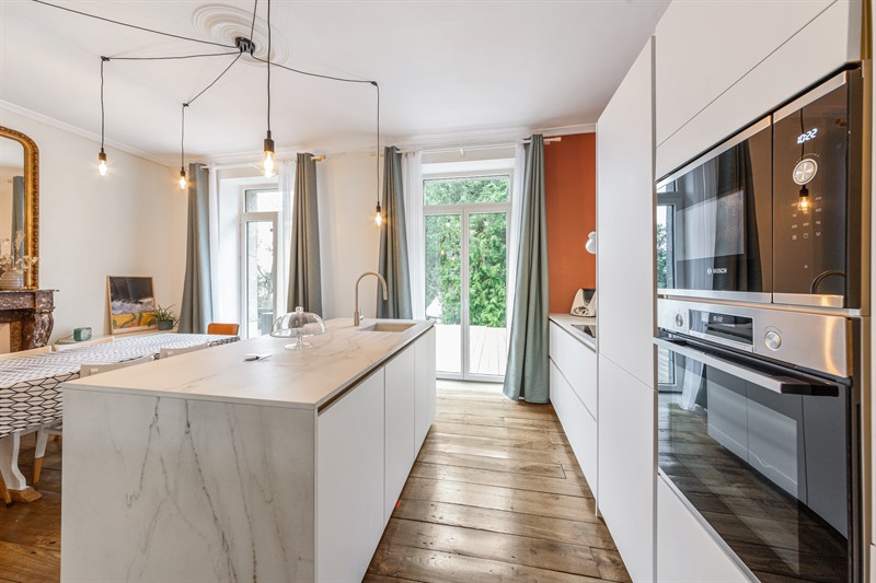 Cuisine ouverte de style contemporain bois et blanc à Chatillon en Vendelais | Raison Home - 1