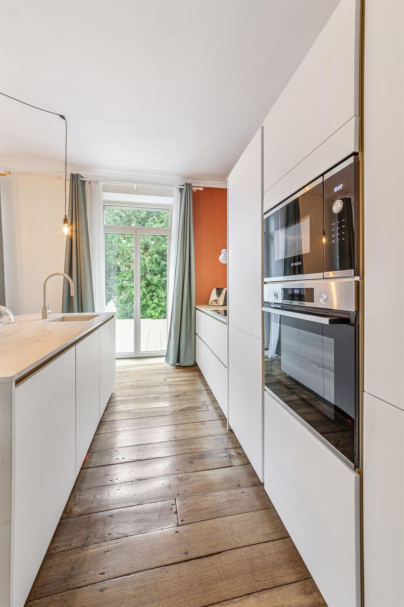 Cuisine ouverte de style contemporain bois et blanc à Chatillon en Vendelais | Raison Home - 2