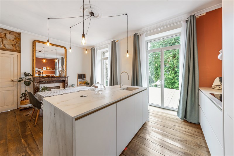 Cuisine ouverte de style contemporain bois et blanc à Chatillon en Vendelais | Raison Home - 3