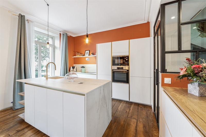 Cuisine ouverte de style contemporain bois et blanc à Chatillon en Vendelais | Raison Home - 7