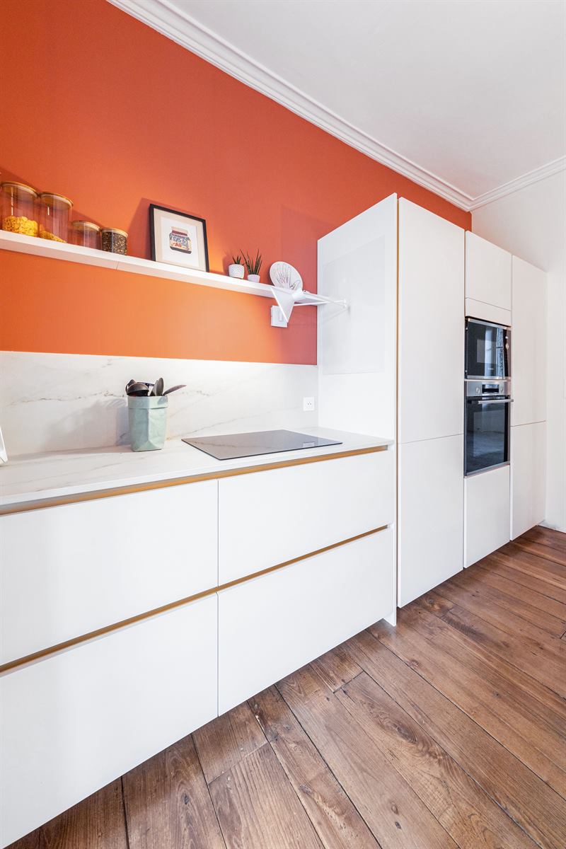 Cuisine ouverte de style contemporain bois et blanc à Chatillon en Vendelais | Raison Home - 9