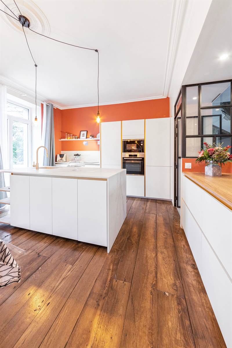 Cuisine ouverte de style contemporain bois et blanc à Chatillon en Vendelais | Raison Home - 10