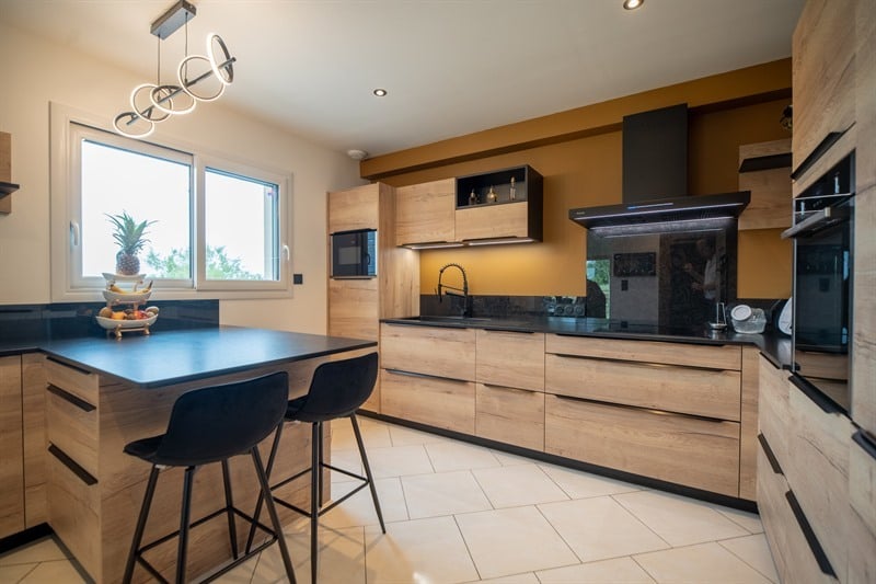 Cuisine moderne de ton bois et noir à Torce 2