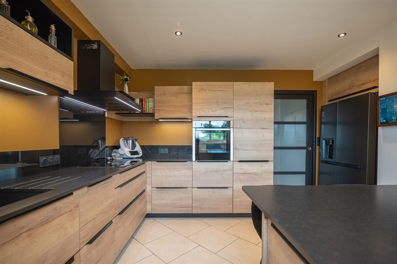 Cuisine moderne de ton bois et noir à Torce 3