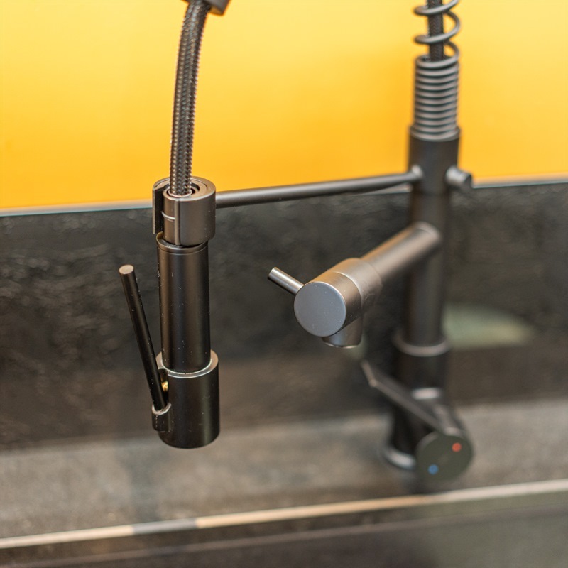 Cuisine moderne de ton bois et noir à Torce 4