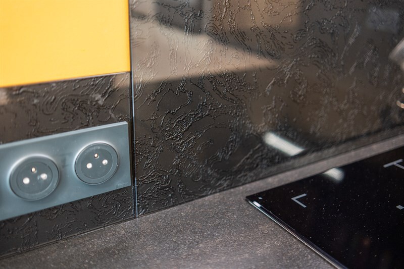 Cuisine moderne de ton bois et noir à Torce 5