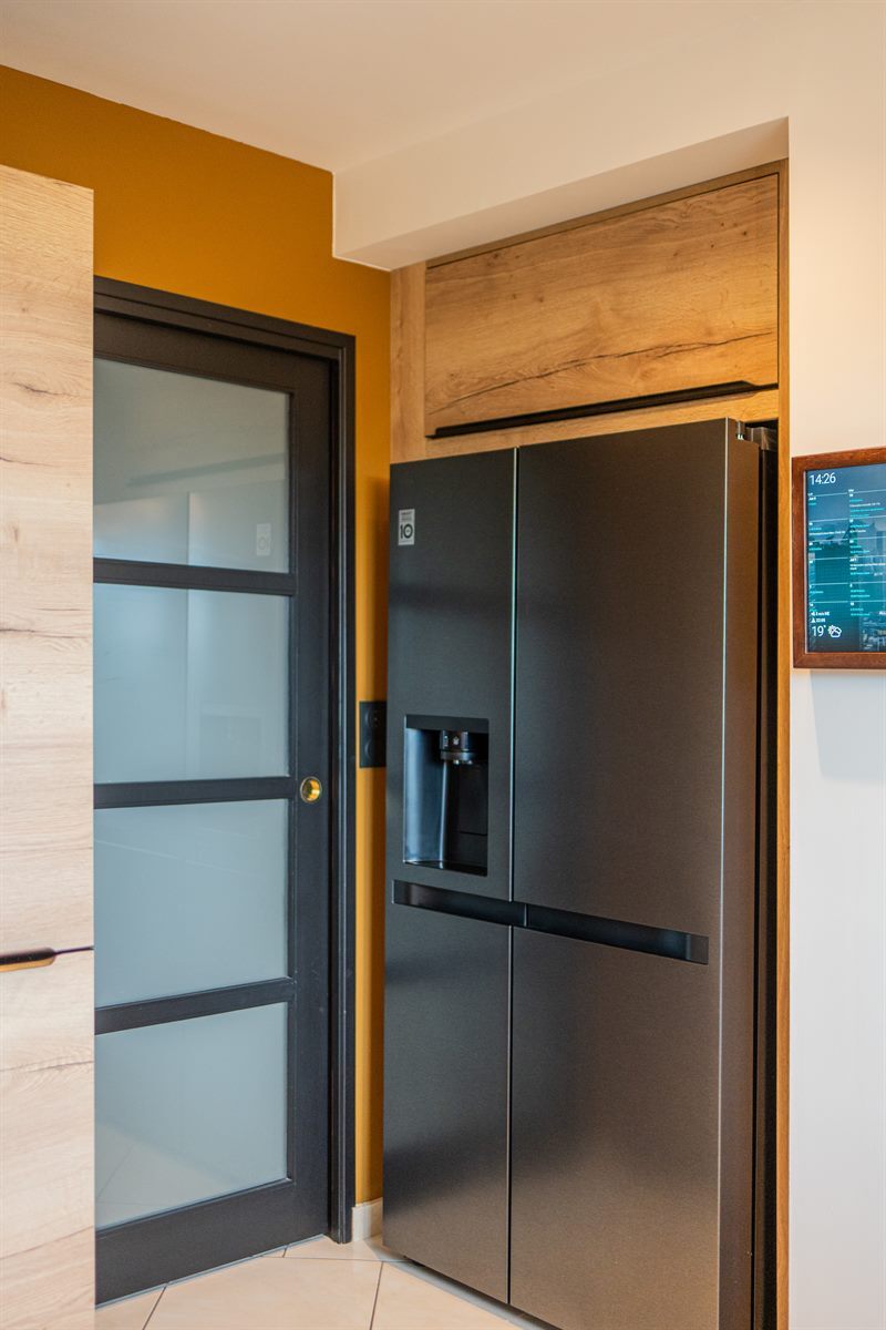 Cuisine moderne de ton bois et noir à Torce 6