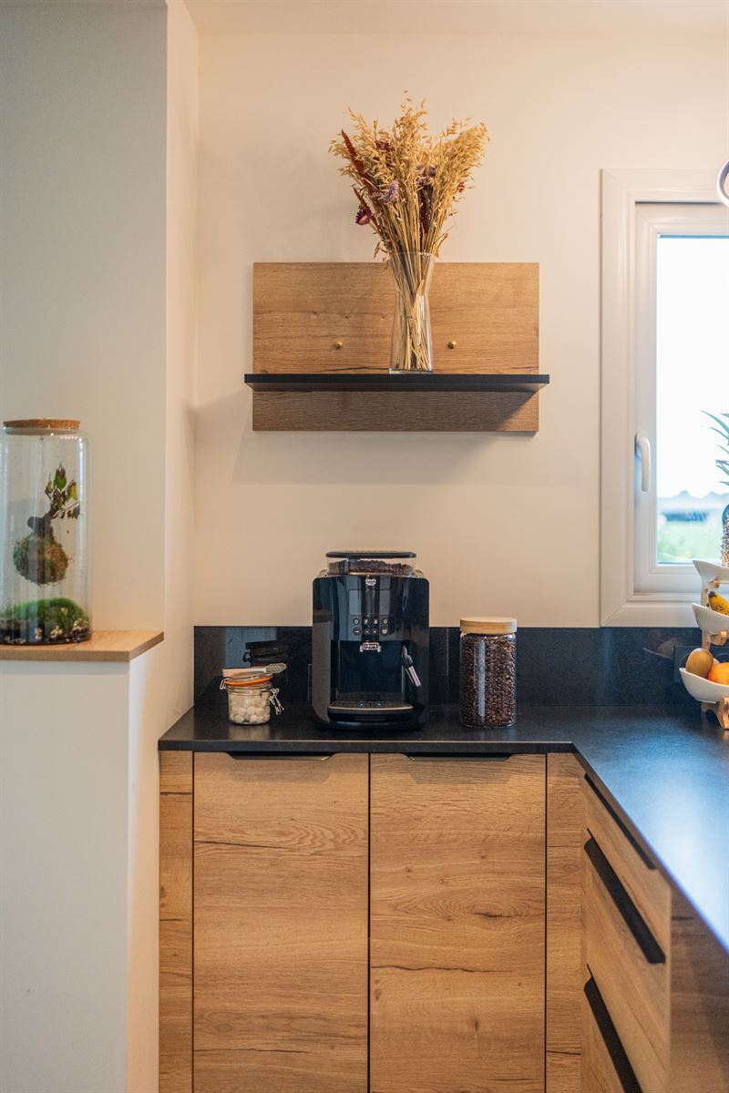 Cuisine moderne de ton bois et noir à Torce 7