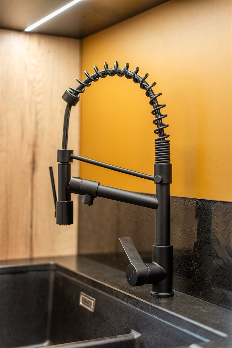 Cuisine moderne de ton bois et noir à Torce 8