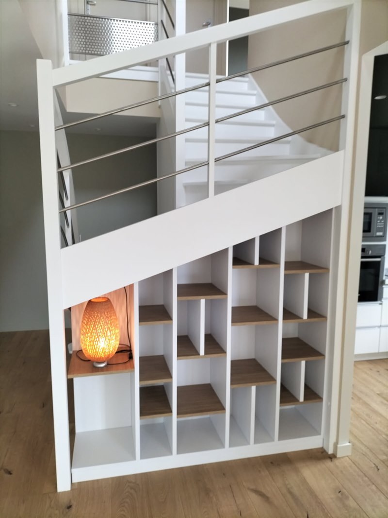 Espace déco et rangement sous escalier à Bain De Bretagne | Raison Home - 1