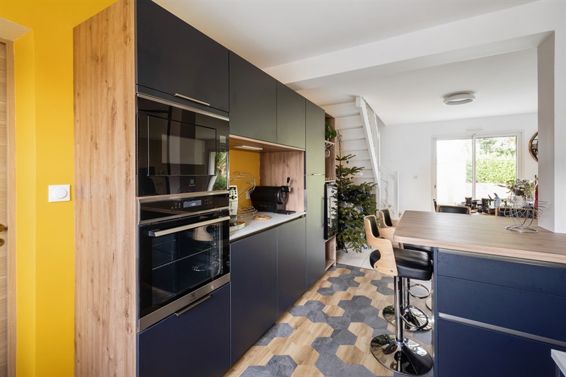 Cuisine noir, bois et blanc avec mur jaune à Plabennec | Raison Home - 2