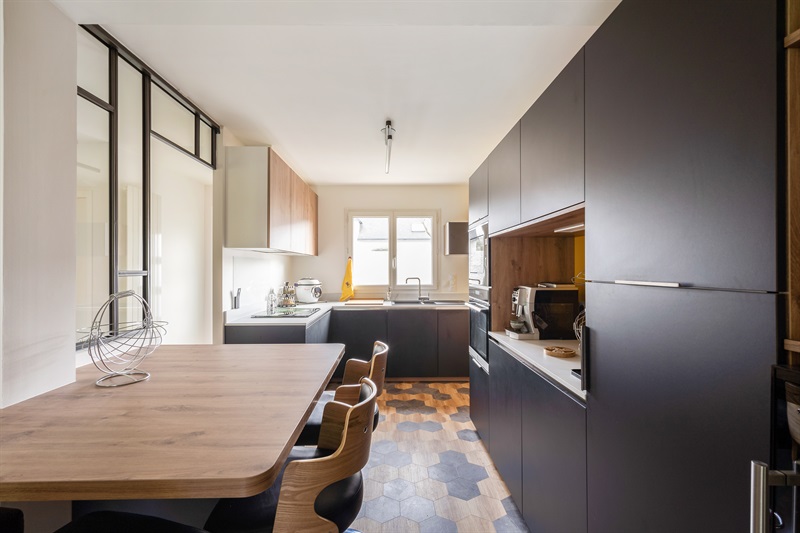 Cuisine noir, bois et blanc avec mur jaune à Plabennec | Raison Home - 4