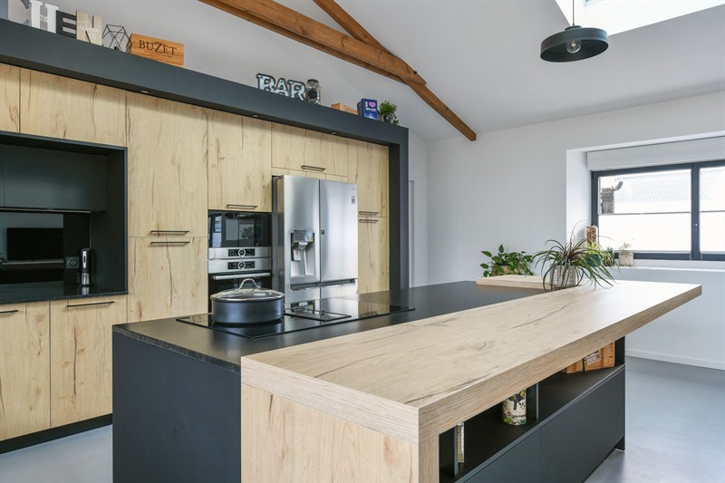 Grande cuisine industrielle bois et noir à Lesneven | Raison Home - 2