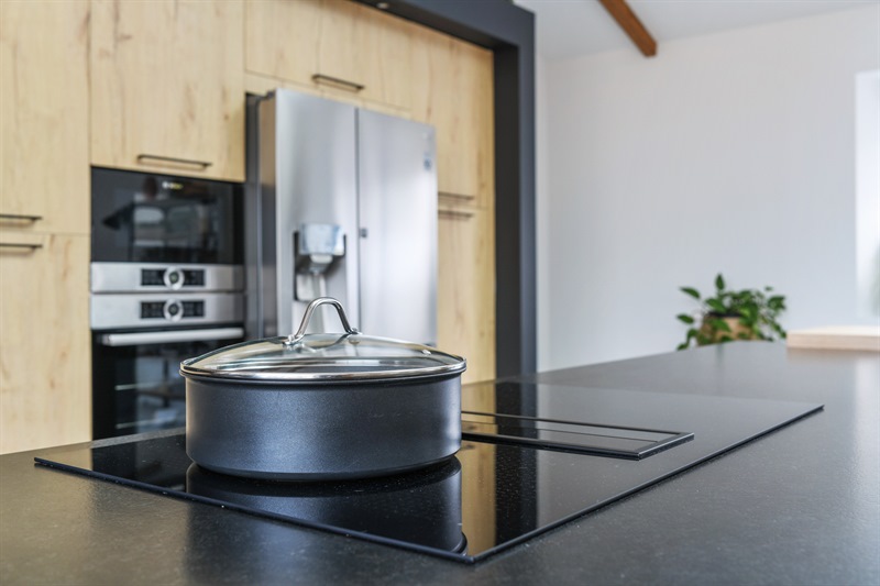 Grande cuisine industrielle bois et noir à Lesneven | Raison Home - 8