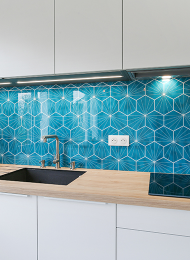 kitchen_worktopsandsplashback_materials_glass_grande