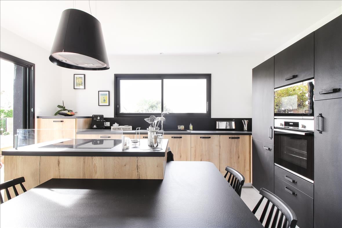 Cuisine ouverte de style moderne bois et gris à Rennes | Raison Home - 7