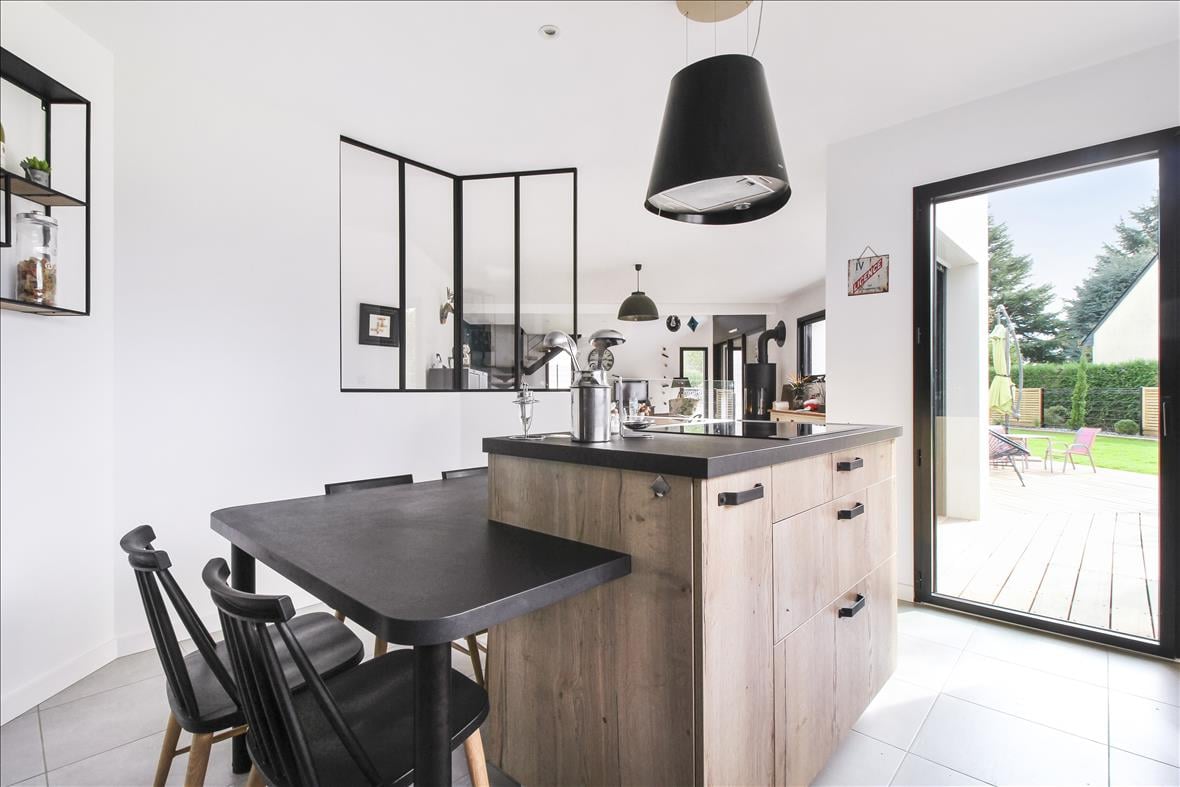 Cuisine ouverte de style moderne bois et gris à Rennes | Raison Home - 3