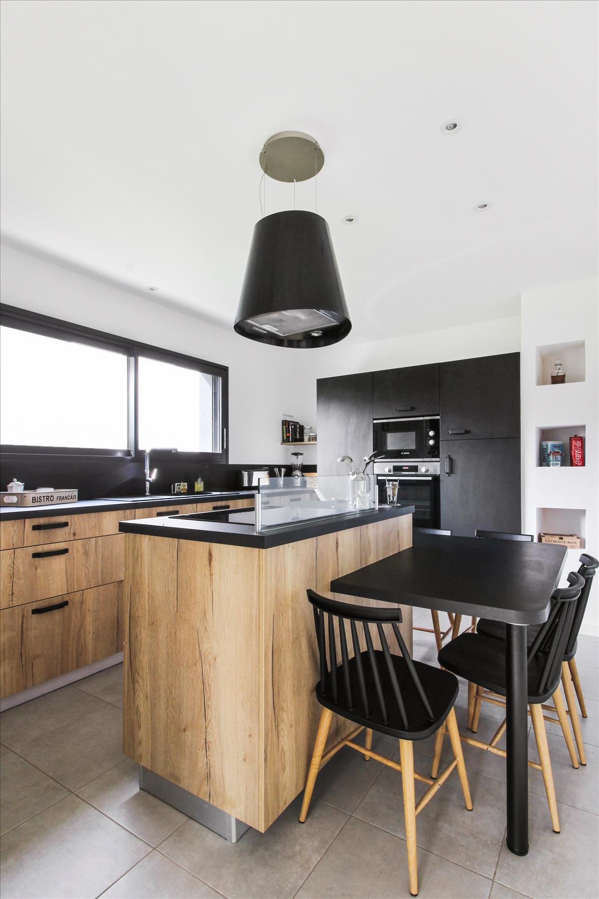 Cuisine ouverte de style moderne bois et gris à Rennes | Raison Home - 2