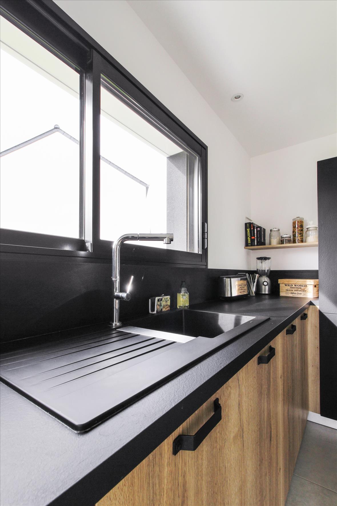 Cuisine ouverte de style moderne bois et gris à Rennes | Raison Home - 4