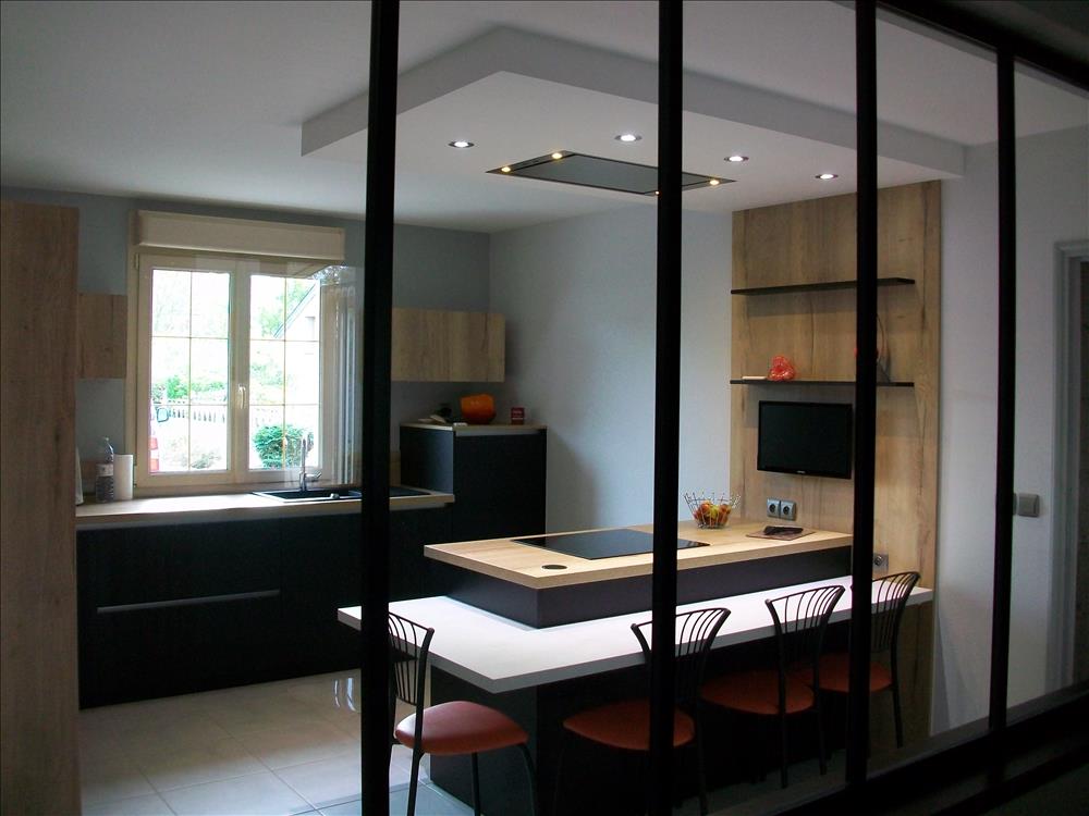 Cuisine fermée de style moderne bois, noir, gris et beige à Le Temple-de-Bretagne | Raison Home - 1