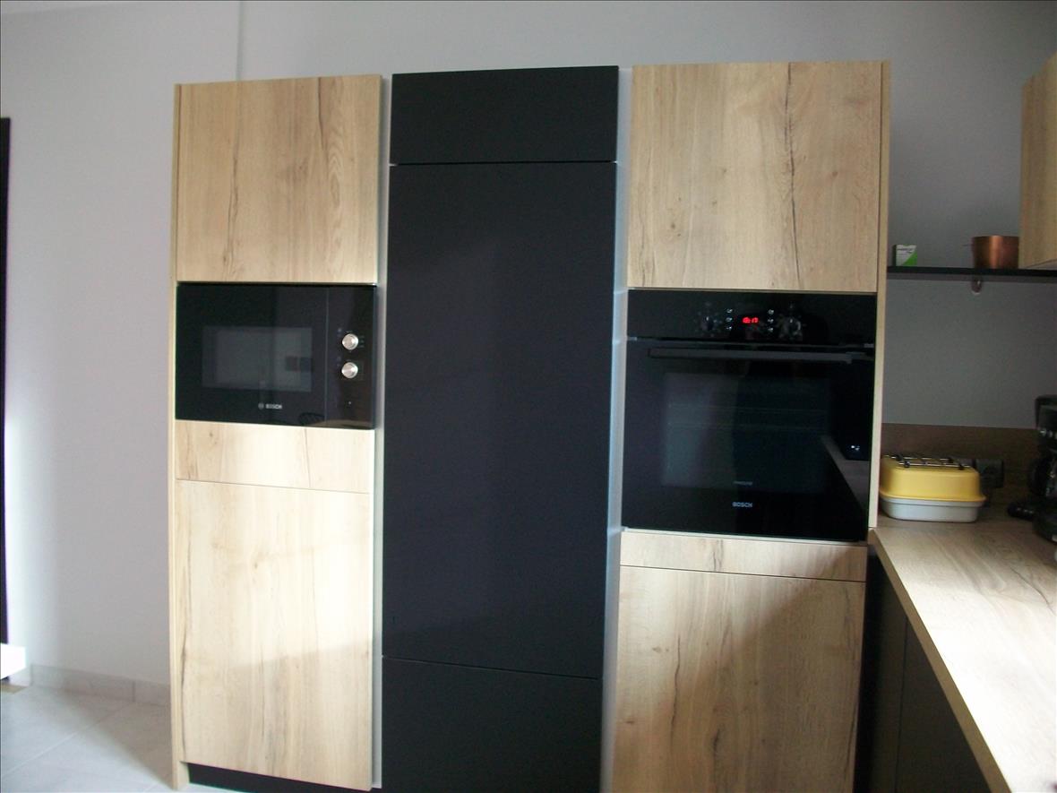 Cuisine fermée de style moderne bois, noir, gris et beige à Le Temple-de-Bretagne 3