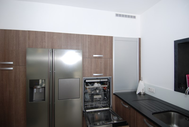 Cuisine ouverte de style moderne blanc, bois et gris à Savenay | Raison Home - 8