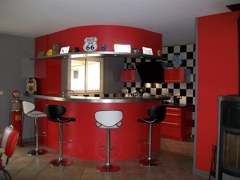 Cuisine ouverte de style moderne gris et orange à Savenay | Raison Home - 3