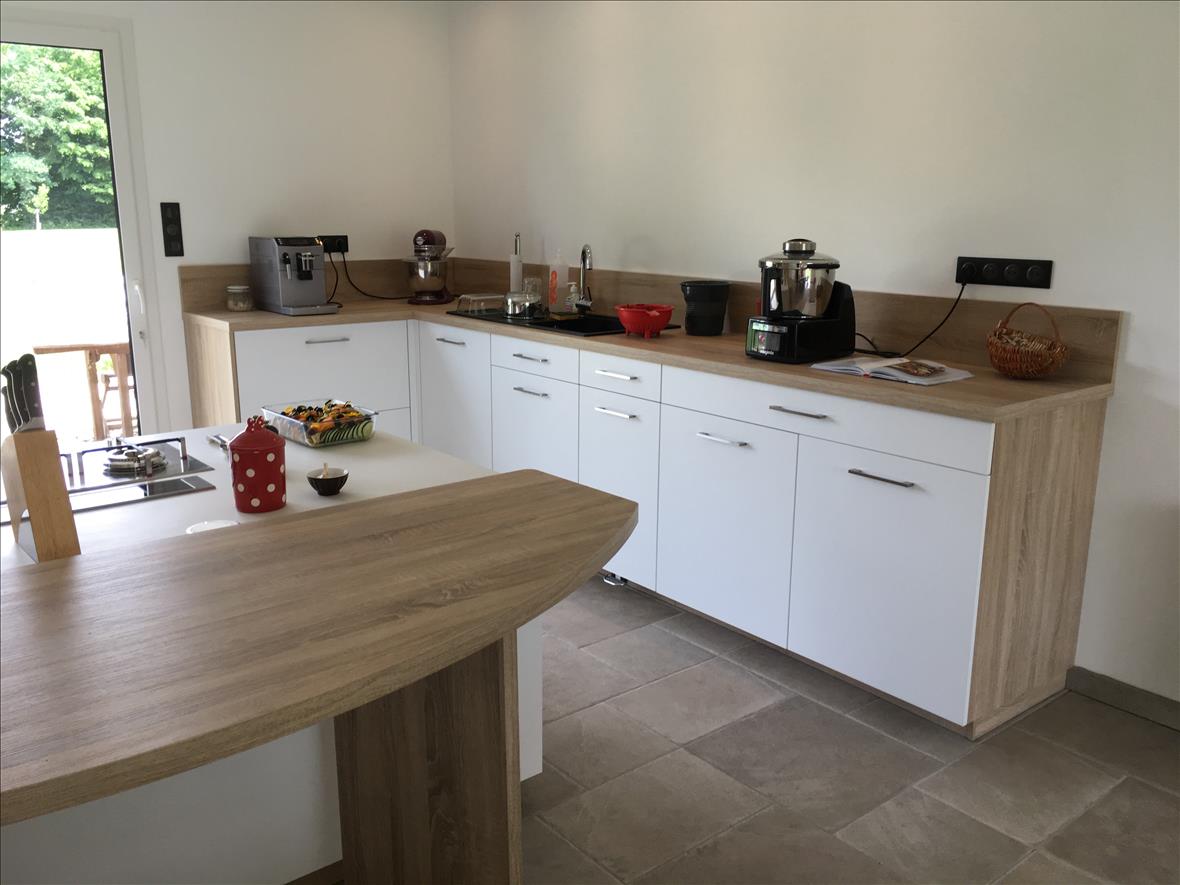 Cuisine ouverte de style contemporain bois, blanc et beige à Belleville-sur-Loire | Raison Home - 3