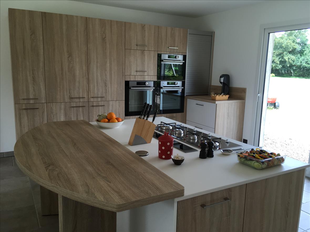 Cuisine ouverte de style contemporain bois, blanc et beige à Belleville-sur-Loire | Raison Home - 2