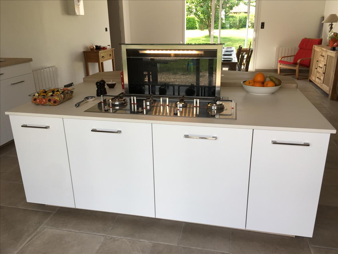 Cuisine ouverte de style contemporain bois, blanc et beige à Belleville-sur-Loire | Raison Home - 4