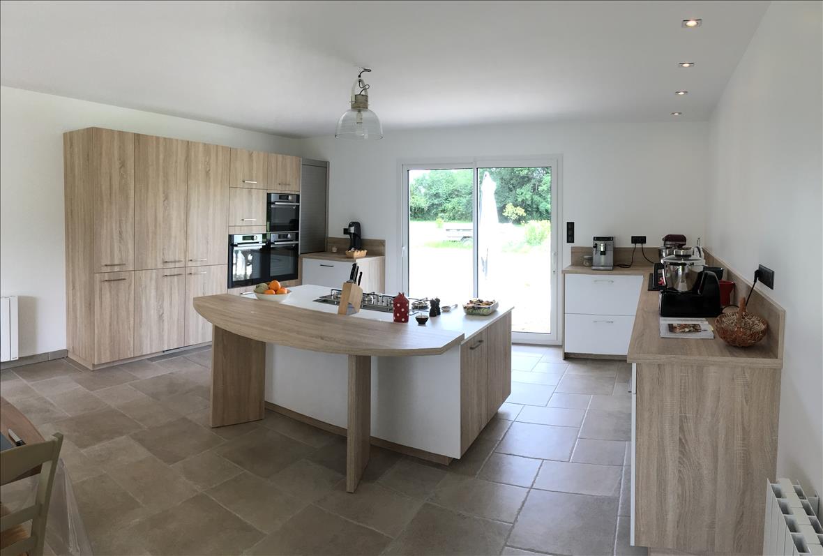 Cuisine ouverte de style contemporain bois, blanc et beige à Belleville-sur-Loire | Raison Home - 1