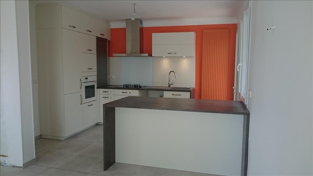 Cuisine ouverte de style contemporain blanc à Briare | Raison Home - 4
